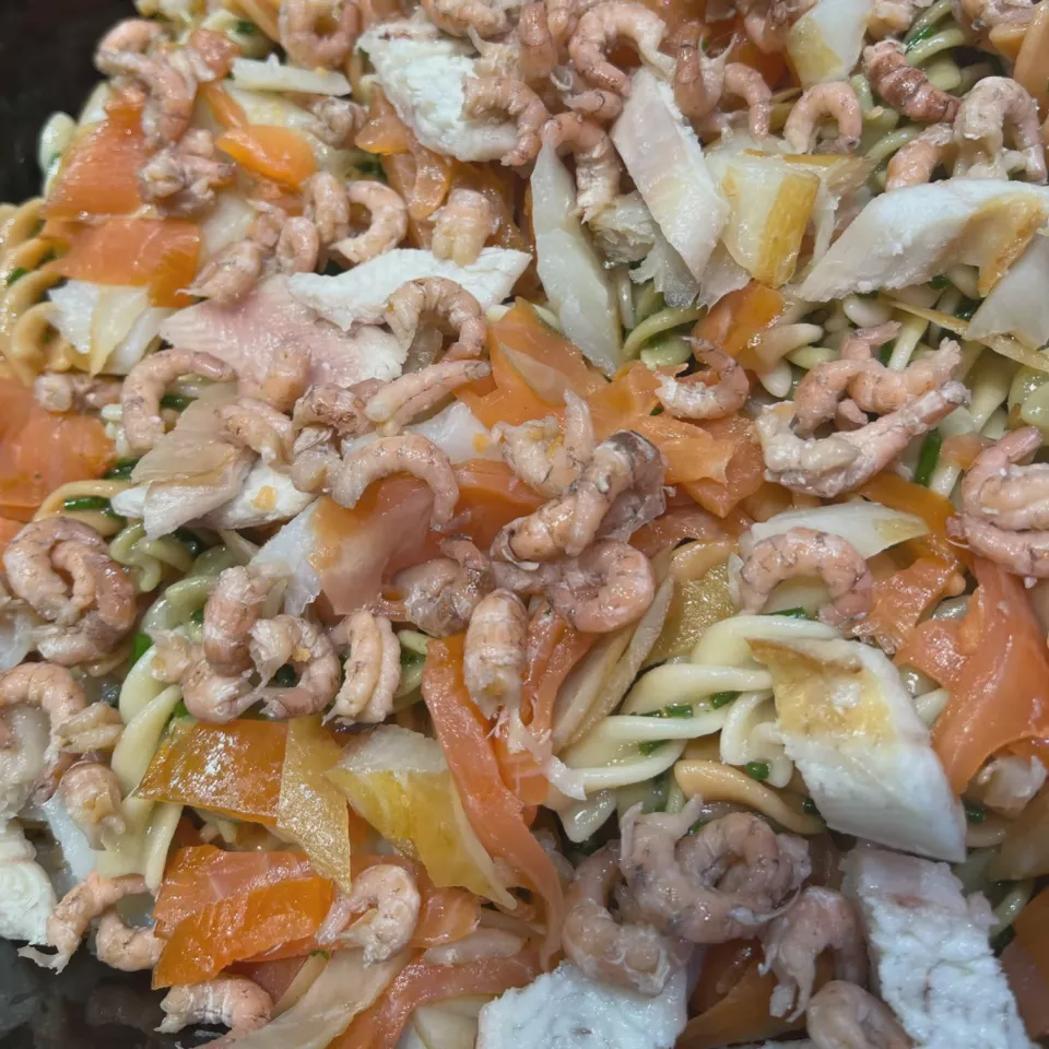 Pastasalade met gerookte vis