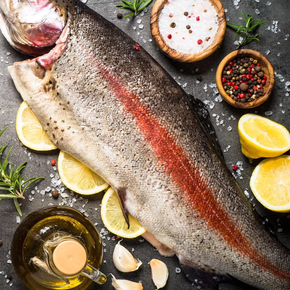 Hele zalm gepocheerd “Belle Vue” 